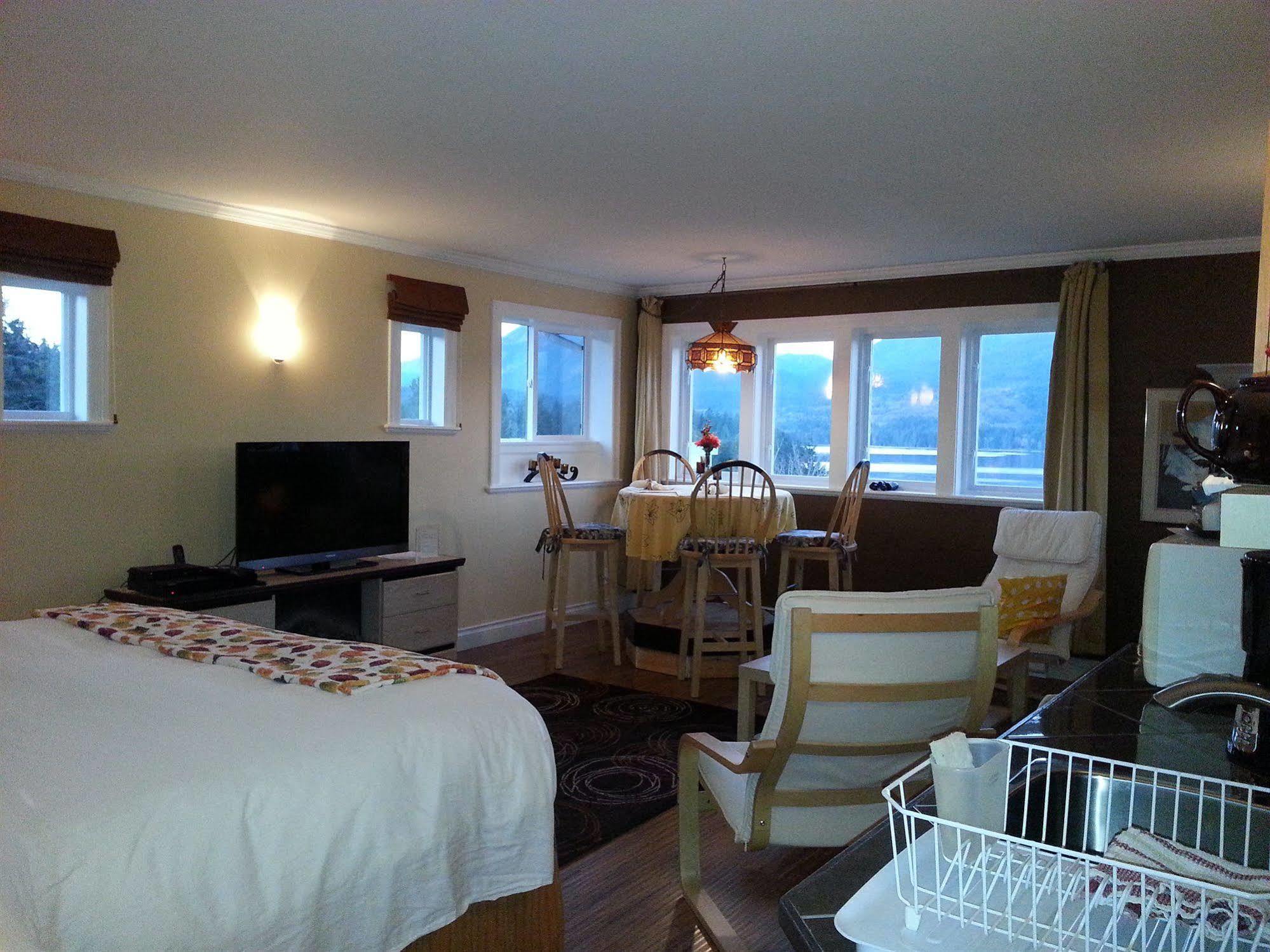 Hotel Above The Inlet Sechelt Esterno foto