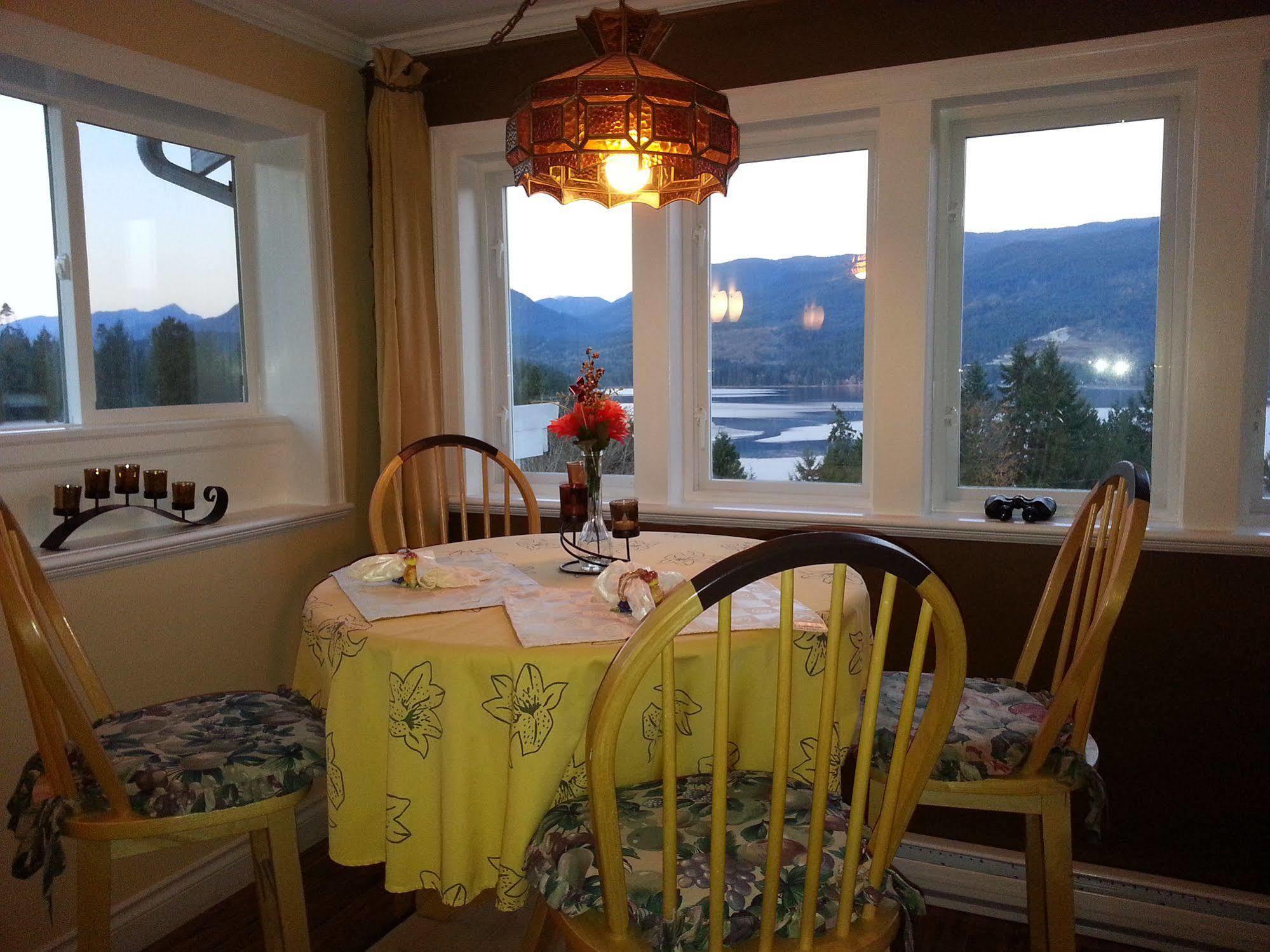 Hotel Above The Inlet Sechelt Esterno foto
