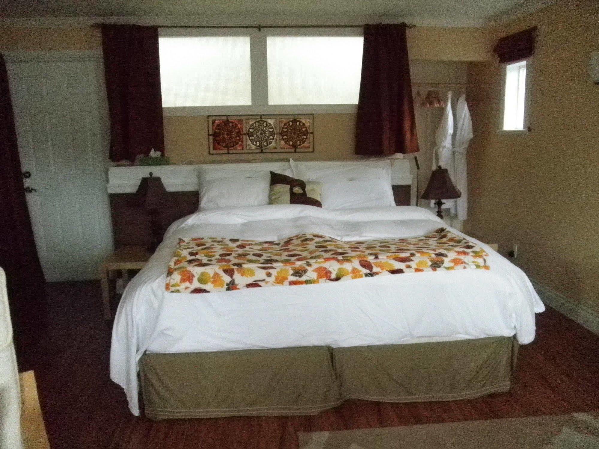 Hotel Above The Inlet Sechelt Esterno foto