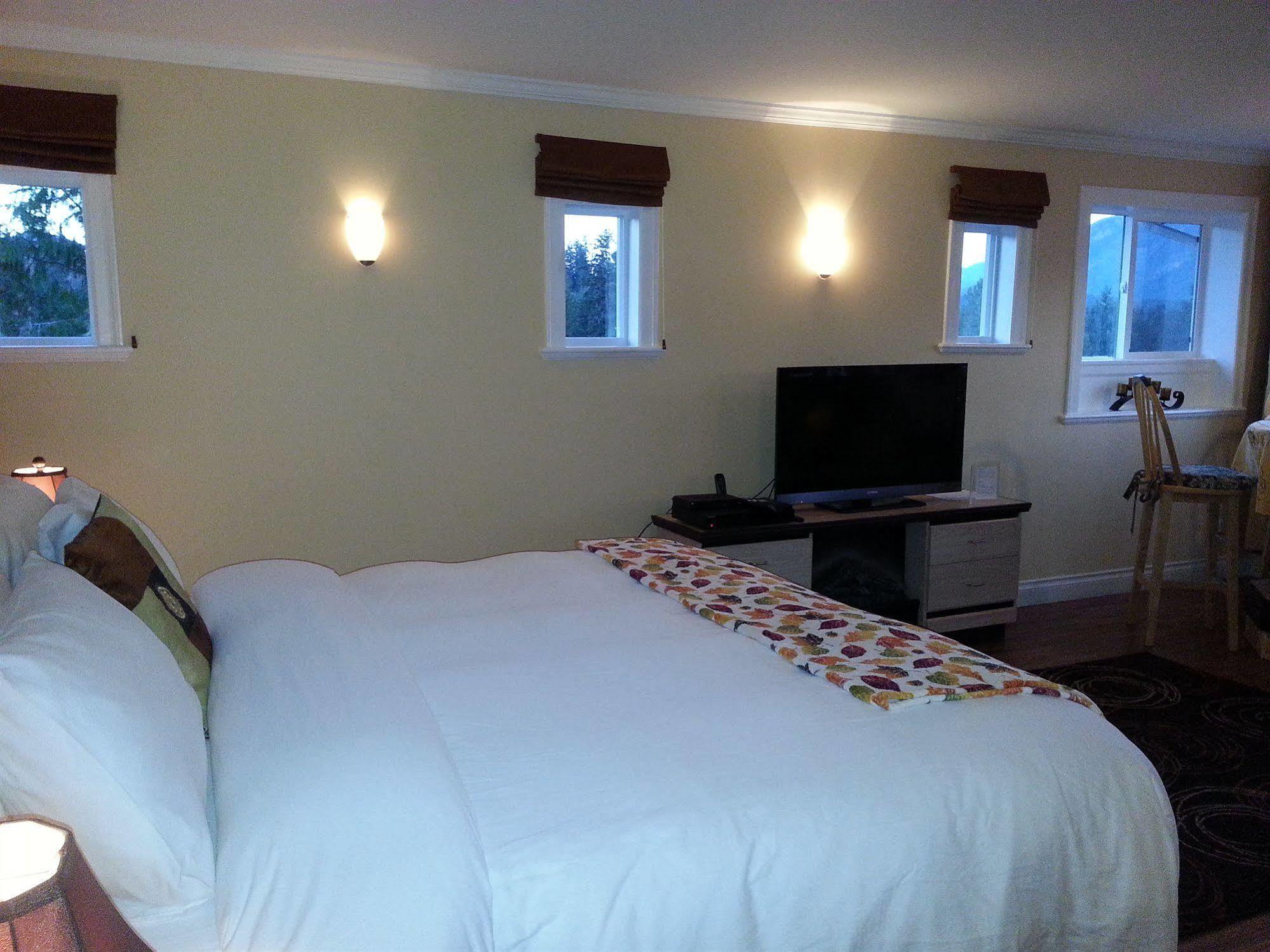 Hotel Above The Inlet Sechelt Esterno foto